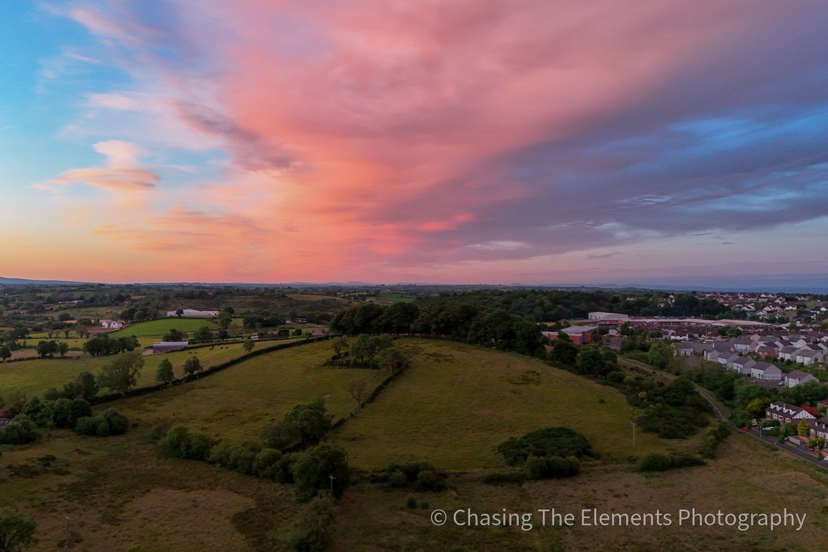 ChasingElements's tweet photo. Wiggy's hill, Dungannon at sunset tonight 
@angie_weather @barrabest @barrabest @bbcniweather @WeatherCee @geoff_maskell @Louise_utv https://t.co/IwfEY02PkN