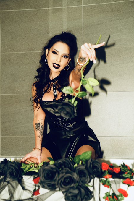 I know you want more of me! 😘 https://t.co/Jt1GYQLXIQ https://t.co/a9ABkGMmz5