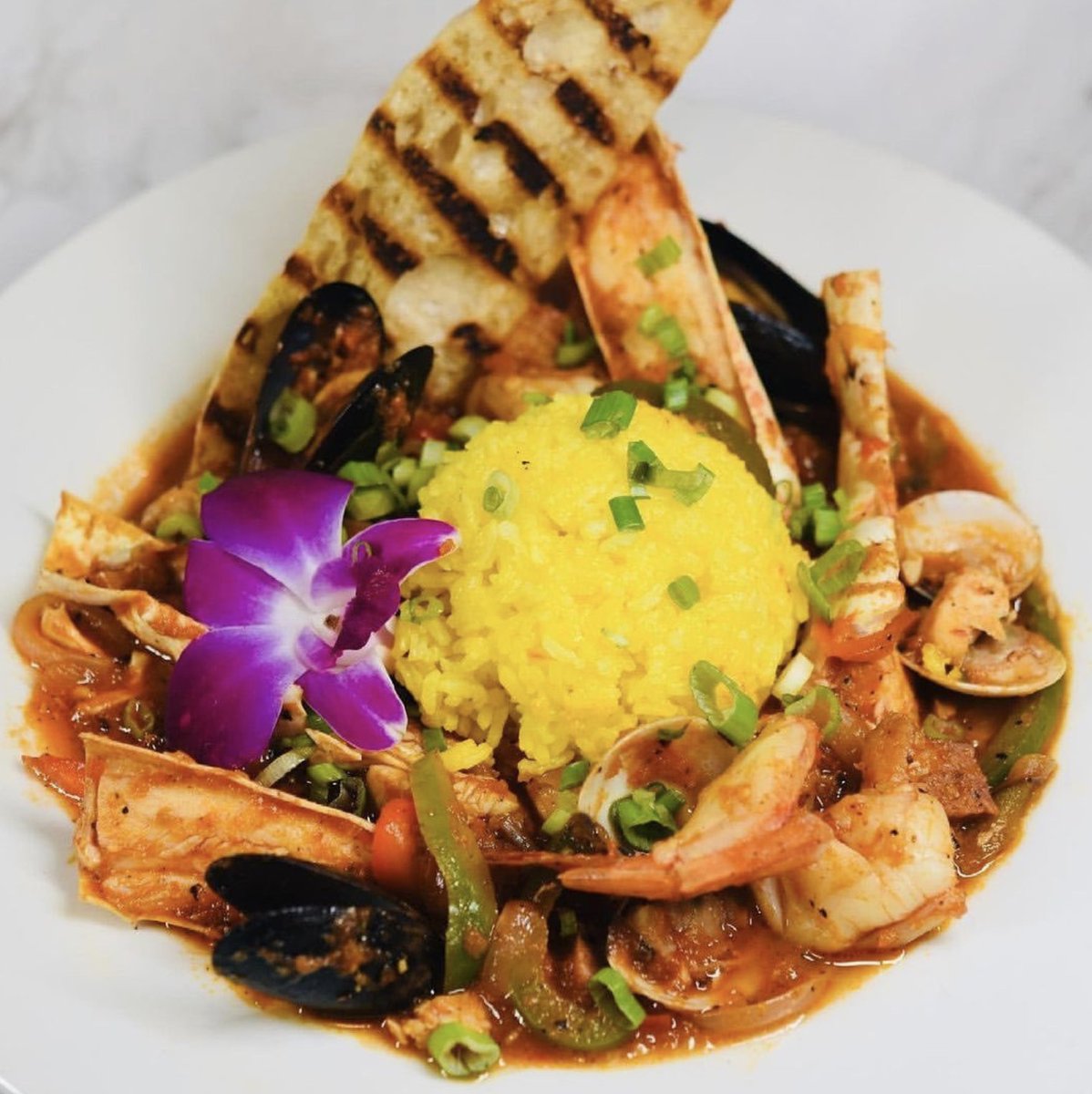 Q1227Restaurant's tweet photo. Chef Q’s Jambalaya 🔥🍛
andouille sausage / chicken / shrimp / crab legs / clams / mussels / spicy tomato broth / saffron rice https://t.co/rWWQVxzRxP