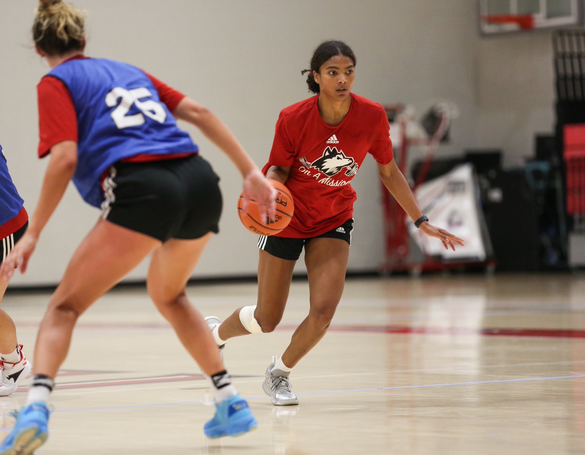 GoHuskiesWBB's tweet photo. New faces in DeKalb 🤩 https://t.co/15GhioUO4X