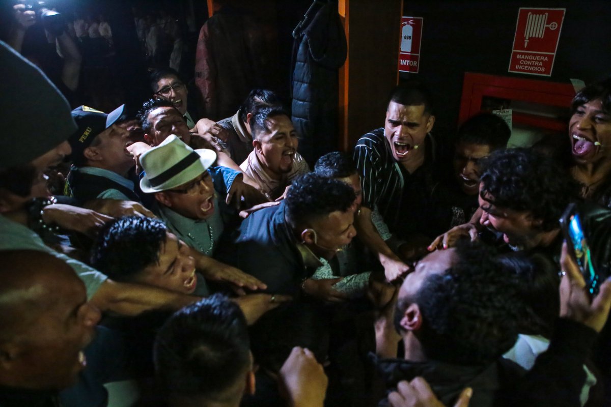 (2/3) Los aplausos e incluso lágrimas no faltaron en esta puesta en escena, que demuestra que el arte puede florecer en cualquier lugar.
El espectáculo es dirigido por <a href="/YashimBahamonde/">Yashim Bahamonde</a>, quien viene trabajando voluntariamente en penales más de 20 años.