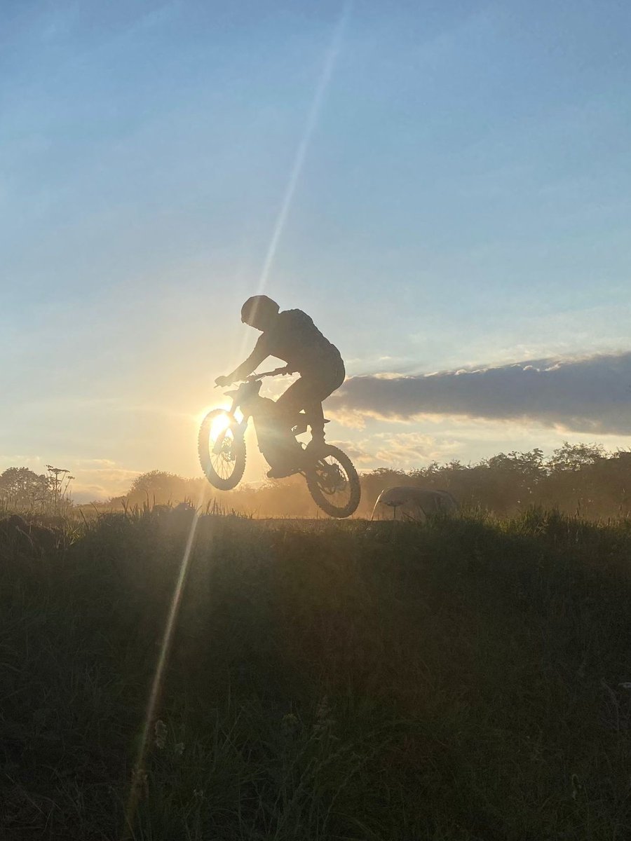Oleemorris's tweet image. Banging night on the ebikes, even if we all had dustaches by the second lap🤣 #SurRonLife