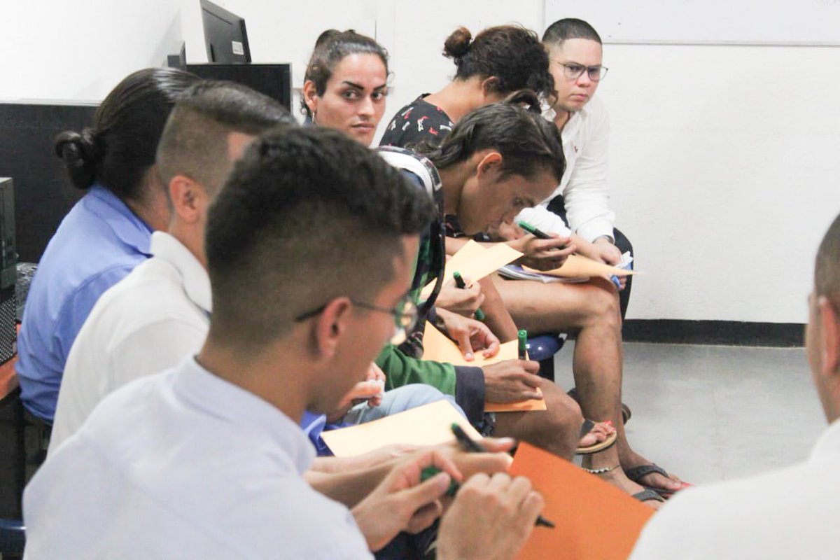 persofblanca's tweet photo. En la conmemoración de la #SemanaPrideFloridablanca junto a la secretaria de desarrollo social, y la fundación Avanzando, realizamos visita al centro penitenciario ‘La Modelo’, con el objetivo brindar apoyo, y visibilidad a las personas LGTBIQ+ privadas de libertad. 🏳️‍🌈 https://t.co/Xn38Xtw7jx