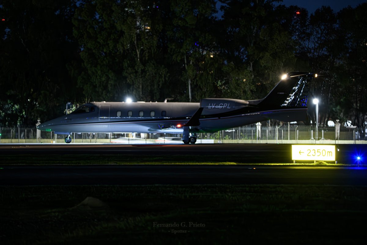 Ferfast's tweet photo. Vuelos nocturnos en AEP 🤩✈️
Learjet 60 LV-CPL de #BairesFly ocupando cabecera #13 listo para despegar 📷🇦🇷 Jun-2024
#Learjet60 #avgeek #spotter #LaRejaAep #Nikon #Sigma https://t.co/nYafNSuGY3