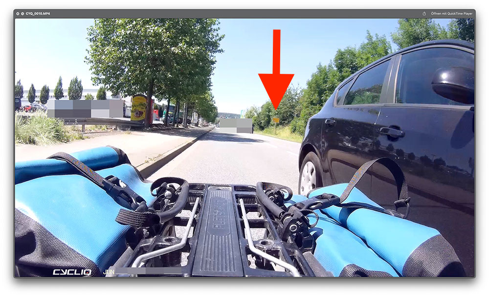 Ekki161's tweet photo. #Fahrradalltag
#Überholzwang

ICH ICH ICH ICH ICH ICH MUSS an dem #Scheissradfaher vorbei.

Gegenverkehr - egal.
Radfahrer hat schon den rechten Arm zum Anzeigen des Abbiegens ausgestreckt - auch egal.

Dass der Spiegel den RF beinahe #touchiert - egal.

#Visionzero  #Miteinander https://t.co/UszCdkyv3D
