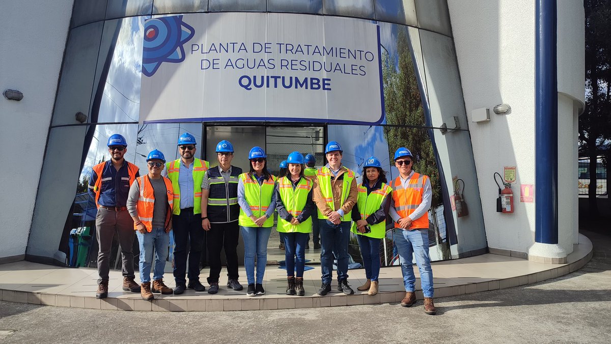 aguadequito's tweet photo. ♻️ #RíosLimpios | Representantes de CAF - Banco de Desarrollo de América Latina y el Caribe visitaron este martes, 25 de junio de 2024, la Planta de Tratamiento de Aguas Residuales (PTAR) Quitumbe, para conocer su funcionamiento y aporte dentro del Programa de Descontaminación de Ríos de Quito.

La PTAR Quitumbe es la primera construida en la urbe y, desde 2017, se ha convertido es un ejemplo del tratamiento de aguas servidas, con responsabilidad social y ambiental, cuidando el entorno natural y la buena convivencia con la comunidad. Sumada a las plantas ubicadas en parroquias, ha logrado limpiar el 3,42% de las quebradas y ríos del Distrito Metropolitano de Quito.

Para incrementar esa cobertura, es necesario continuar con la construcción de cuatro PTAR adicionales en diferentes sectores del Distrito. 

#QuitoRenace
@MunicipioQuito  @ambientequito