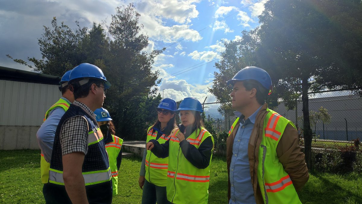 aguadequito's tweet photo. ♻️ #RíosLimpios | Representantes de CAF - Banco de Desarrollo de América Latina y el Caribe visitaron este martes, 25 de junio de 2024, la Planta de Tratamiento de Aguas Residuales (PTAR) Quitumbe, para conocer su funcionamiento y aporte dentro del Programa de Descontaminación de Ríos de Quito.

La PTAR Quitumbe es la primera construida en la urbe y, desde 2017, se ha convertido es un ejemplo del tratamiento de aguas servidas, con responsabilidad social y ambiental, cuidando el entorno natural y la buena convivencia con la comunidad. Sumada a las plantas ubicadas en parroquias, ha logrado limpiar el 3,42% de las quebradas y ríos del Distrito Metropolitano de Quito.

Para incrementar esa cobertura, es necesario continuar con la construcción de cuatro PTAR adicionales en diferentes sectores del Distrito. 

#QuitoRenace
@MunicipioQuito  @ambientequito