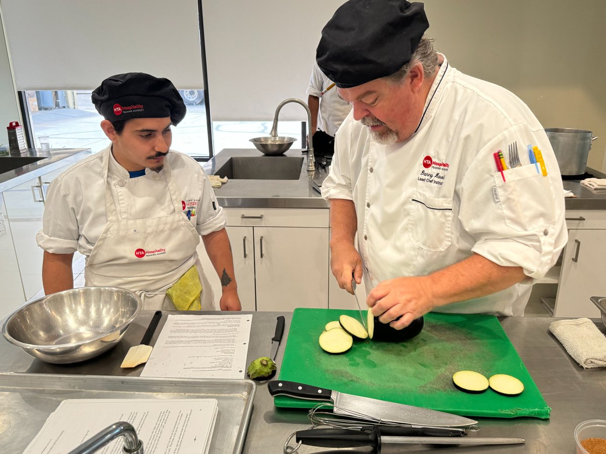 LosAngelesHTA's tweet photo. HTA students benefit from best-in-class training, led by our outstanding instructors.  Chef Danny Harold brings his expertise &amp; passion to the HTA, helping our future cooks &amp; chefs hone their craft. Join our path to a #culinary career/good #unionjob! Visit https://t.co/gqxXZosuVq https://t.co/5PeAVmJZAs