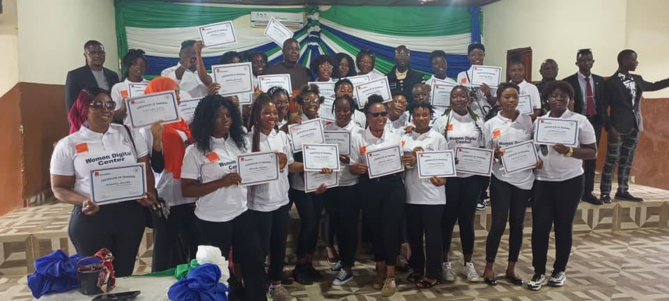 JayB11247's tweet photo. Today we launched and certified  strong and thriving women from Orange's second Women Digital Center in Kenema. Join us on Thursday in Makeni as we continue this empowerment. "Educate a woman, educate a community." #OSL #WDC #OSLF https://t.co/EBOwoszYGX