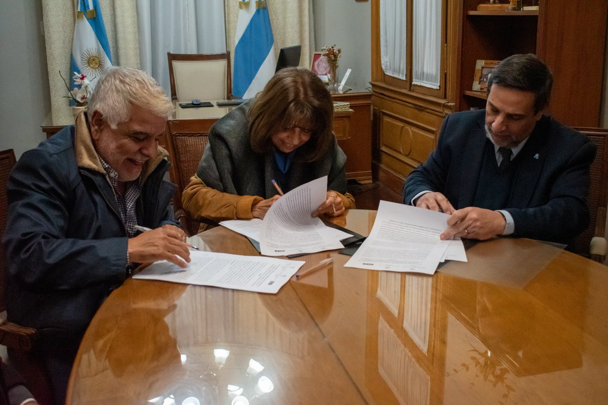 IPLAtucuman's tweet photo. El @iplatucuman en conjunto con @educaciontuc y @msptucuman firmaron un Convenio Marco de Cooperación para Proyectos de Educación.

El convenio tiene como objetivo impulsar proyectos educativos de concientización sobre consumo de alcohol destinados a jóvenes en etapa escolar. https://t.co/dqCyMqjBFt
