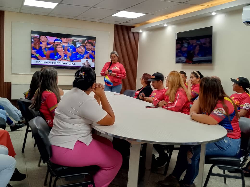 #Bolívar| Desde la Jefatura estadal de <a href="/MercalOficial/">Mercal Oficial</a>, Fuerza Trabajadora se reunió para debatir la emisión N°51 del programa del presidente <a href="/NicolasMaduro/">Nicolás Maduro</a> "Con Maduro+". Analizando las líneas de trabajo del Gobierno Nacional.
#LoQueDigaNico