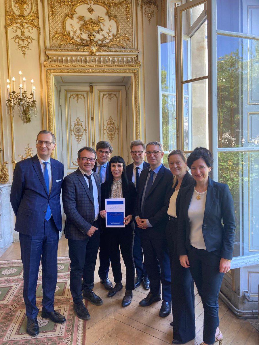 [AMBASSADEURS de l’AMIABLE] ce 25/06/2024, les #ambassadeurs de l’#amiable ont remis officiellement leur rapport de leur année de mission à Monsieur <a href="/E_DupondM/">Eric Dupond-Moretti</a> , Ministre de la Justice et Garde des Sceaux <a href="/justice_gouv/">Ministère de la Justice</a> 
#asuivre #politiquedelamiable
#merci