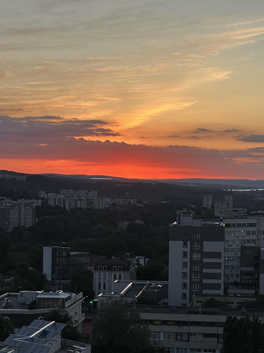 CattisBHansen's tweet photo. Stunning sunset over Chisinău https://t.co/X8WY7ZmUsv