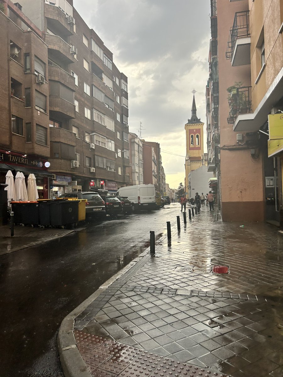 meteo_tetuan's tweet image. Imágenes de nuestro @JMDTetuan después del #reventón de hace unos minutos. 

17 mm acumulados con intensidades de precipitación torrenciales. La máxima ha alcanzado los 230,4 mm/h. 

se acumula bastante #granizo