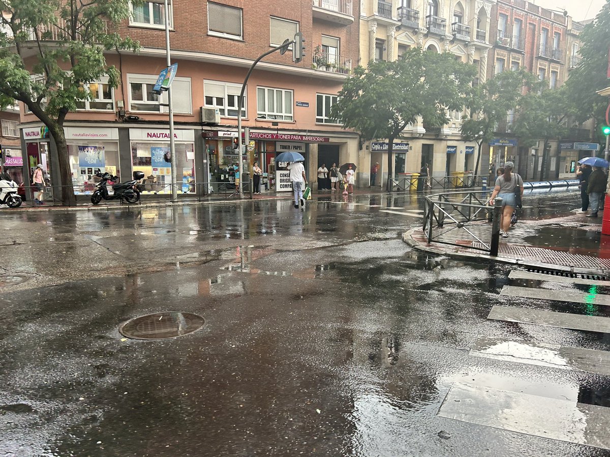 meteo_tetuan's tweet image. Imágenes de nuestro @JMDTetuan después del #reventón de hace unos minutos. 

17 mm acumulados con intensidades de precipitación torrenciales. La máxima ha alcanzado los 230,4 mm/h. 

se acumula bastante #granizo