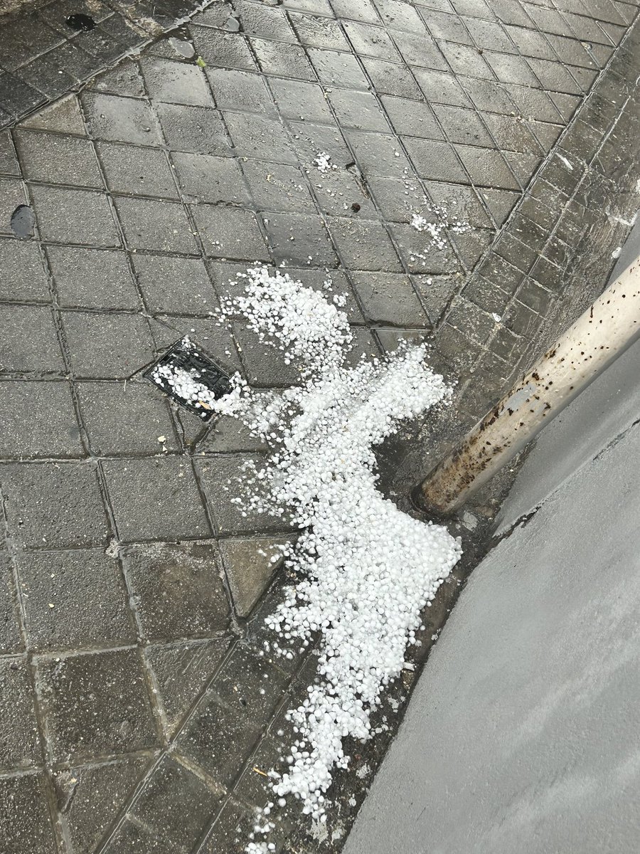 meteo_tetuan's tweet image. Imágenes de nuestro @JMDTetuan después del #reventón de hace unos minutos. 

17 mm acumulados con intensidades de precipitación torrenciales. La máxima ha alcanzado los 230,4 mm/h. 

se acumula bastante #granizo