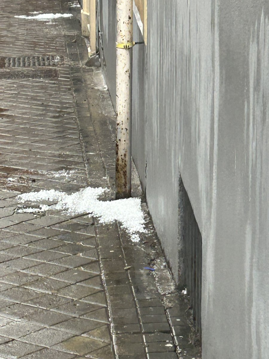 meteo_tetuan's tweet image. Imágenes de nuestro @JMDTetuan después del #reventón de hace unos minutos. 

17 mm acumulados con intensidades de precipitación torrenciales. La máxima ha alcanzado los 230,4 mm/h. 

se acumula bastante #granizo