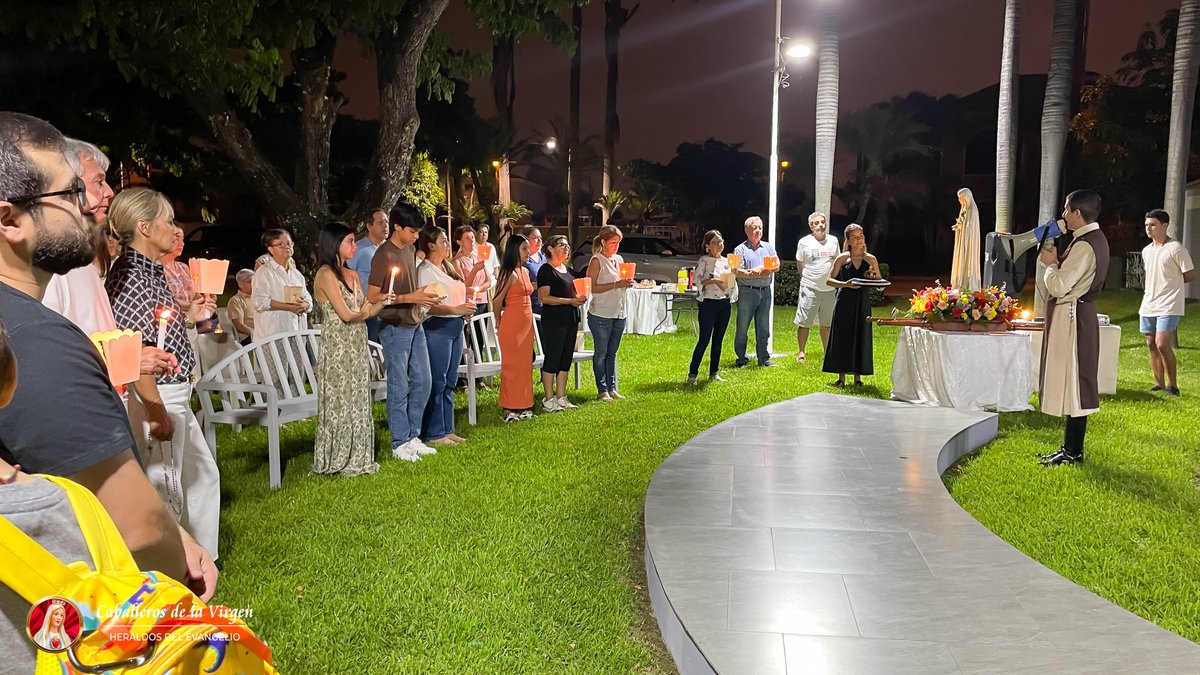 Cab_Ecuador's tweet photo. En la Urbanización Estancias del Río por el mes de María, familias participaron de un Rosario Procesional junto a la Imagen Peregrina de Nuestra Señora de Fátima. 

#caballerosdelavirgenecuador #caballerosdelavirgen #misa #ecuador #inmaculadocorazon https://t.co/3zB8XJ3VNP
