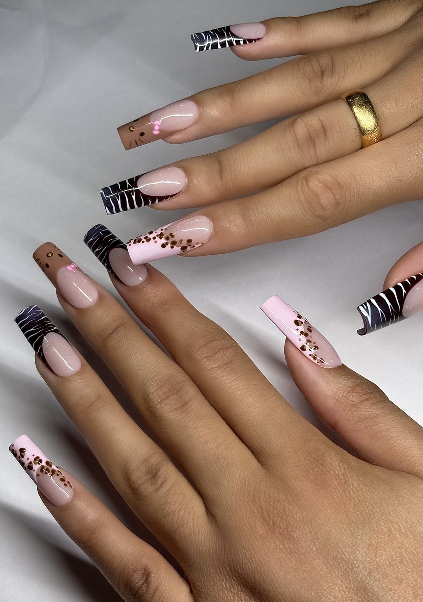 _shmonet's tweet photo. SANRIO STYLE 💕 #uknailtech #hellokitty #sanrio https://t.co/YsisqdNoIs