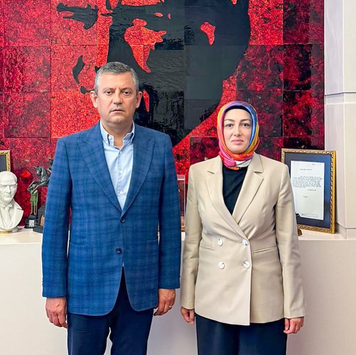 📸 CHP Genel Başkanı Özgür Özel'in giydiği ceket dikkat çekti.