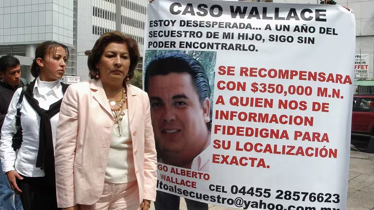 CorresponsalsMX's tweet photo. #JUSTICIA
🚨LIBERAN Y DAN ARRAIGO DOMICILIARIO A BRENDA QUEVEDO RELACIONADA CON EL CASO DE #HUGOWALLACE
Este lunes un juez dictó arraigo domiciliario a Brenda Quevedo Cruz relacionada con el #secuestro y #homicidio de #HugoAlbertoWallace ocurrido en julio de 2005; la acusada salió del Cefereso de #Michapa ubicado en Coatlán del Río en #Morelos.
Esto después de que sus abogados solicitaran el cambio de medida cautelar, según los reportes Brenda Quevedo fue sometida a múltiples torturas por parte de servidores públicos de las extintas Procuraduría General de la República #PGR y la Secretaría de Seguridad Pública Federal.
@VeroBacaz #Morelos