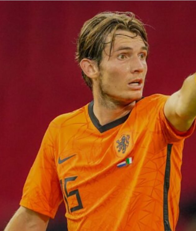 ReneScheffer's tweet photo. Met Marten de Roon, had NL 3-2 gewonnen. Helaas geblesseerd. Ballen afpakken, lijnen dichtlopen en veroverde ballen naar medespeler spelen. Dat ontbrak. Veerman, Schouten, Reijnders leuke voetballers in Europese subtop maar in #Euro2024 te week. #nedoos #oosned @Dirono https://t.co/9iFb0DM1xw