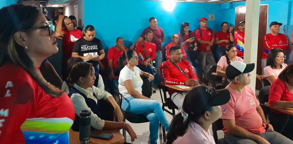 #Falcón || Trabajadores de <a href="/MercalOficial/">Mercal Oficial</a> realizan un conversatorio sobre el programa #51 @ConMaduroMas_ donde el Presidente <a href="/NicolasMaduro/">Nicolás Maduro</a> anunció el apoyo financiero a emprendedores de Carabobo.
#LoQueDigaNico
