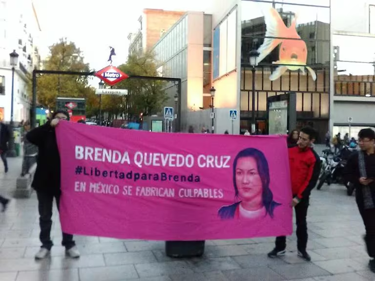CorresponsalsMX's tweet photo. #JUSTICIA
🚨LIBERAN Y DAN ARRAIGO DOMICILIARIO A BRENDA QUEVEDO RELACIONADA CON EL CASO DE #HUGOWALLACE
Este lunes un juez dictó arraigo domiciliario a Brenda Quevedo Cruz relacionada con el #secuestro y #homicidio de #HugoAlbertoWallace ocurrido en julio de 2005; la acusada salió del Cefereso de #Michapa ubicado en Coatlán del Río en #Morelos.
Esto después de que sus abogados solicitaran el cambio de medida cautelar, según los reportes Brenda Quevedo fue sometida a múltiples torturas por parte de servidores públicos de las extintas Procuraduría General de la República #PGR y la Secretaría de Seguridad Pública Federal.
@VeroBacaz #Morelos