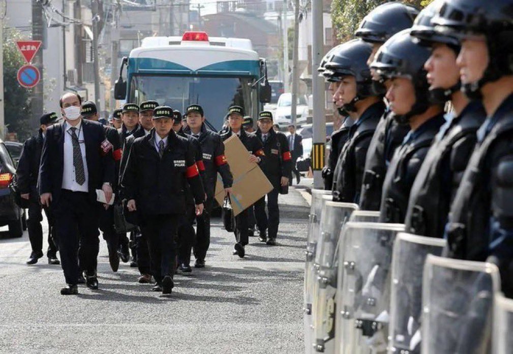 i9_ue's tweet photo. أكبر إهانة في التاريخ الحديث🚨🇯🇵 

 شخص جعل الحكومة اليابانية تستعين ب 130 الف شرطي و بالشعب الياباني كامل عشان يمسكون المجرم لكن تدرون وش اللي شدني بالقصة انه كان اذكى منهم كلهم ودايم سابقهم بخطوه ولا قدروا يمسكونه !

 قصة أشهر اهانة لشرطة اليابانية على مدى التاريخ تحت التغريدة https://t.co/v0DZ1yglTV