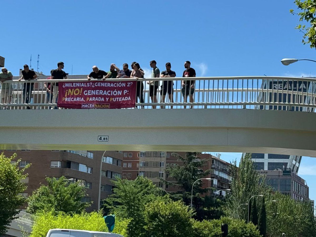 elmunicipio's tweet photo. Los militantes patriotas de Hacer Nación realizan una nueva acción en Madrid. La juventud de España es la Generación P.
PRECARIA, PARADA y PUTEADA.
#EspaƱa #FeijooTraidor #Juventud #espaƱoles #Patriotas #HacerNacion #Jovenes #trabajo #GCPJ @HacerNacion @mario_martosg #PSOE https://t.co/BoissbtOso