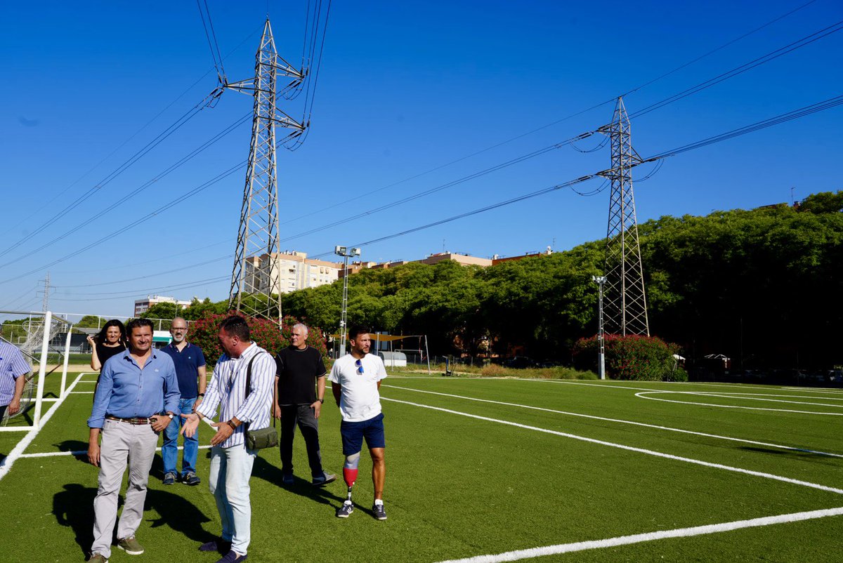 ⚽️Nos reunimos junto a nuestro concejal <a href="/frgalisteo/">Fernando R. Galisteo</a> con el Club de Fútbol Andalucía Este.

Urgen soluciones efectivas que permitan mejorar unas instalaciones donde juegan al fútbol 600 jóvenes.

➡️ Soterramiento de los cables de tensión que están encima de las instalaciones