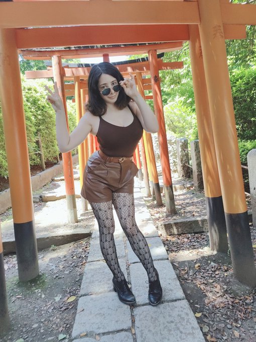 Can you take a couple of more photos before we leave? 🙏 https://t.co/CPEjWJLSHU<a href="/tag/cosplay"class="tags"><span>#cosplay</span></a><a href="/tag/nikke"class="tags"><span>#nikke</span></a>