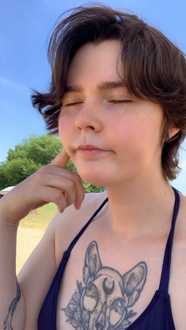Hello everyone! I hope you&rsquo;ve been well! I miss you! Enjoy this pic of me at the beach 🥰🥰 https://t.
