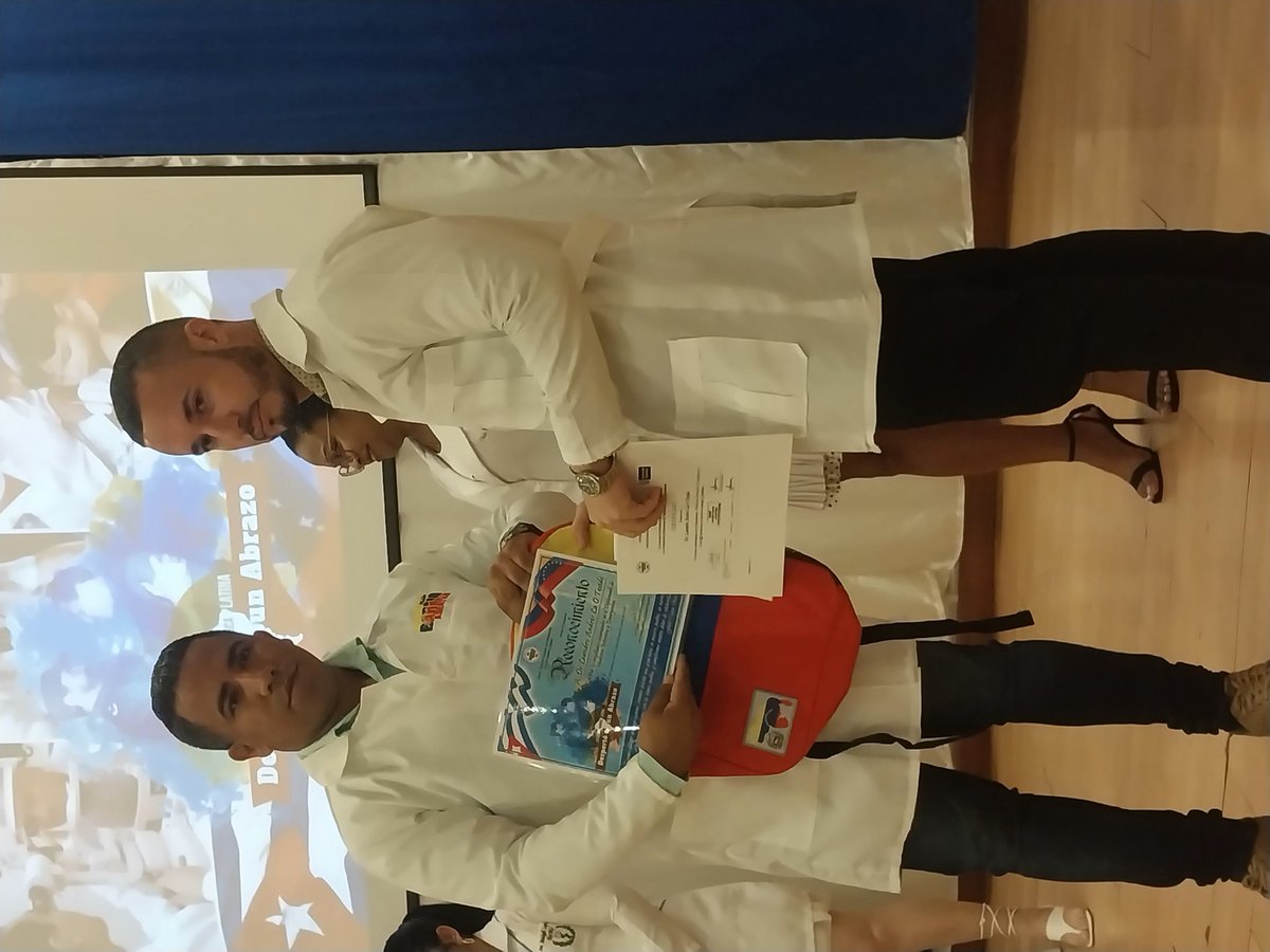 Reconocidos los medicos mas destacados en la  primera Graduación de Médicos Diplomantes en su primera edición durante el curso escolar 2024 
#CubaPorLaVida #CubaCoopera