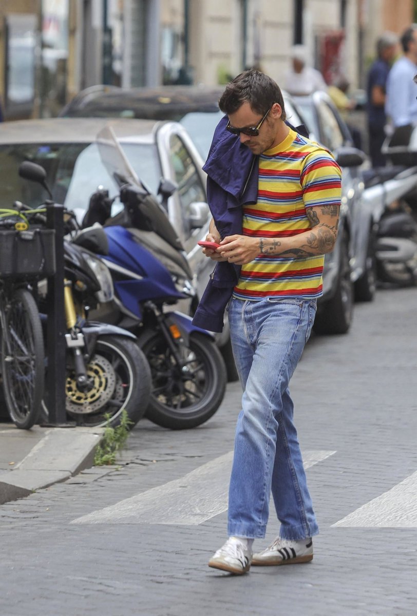 HSMEDIANEWS's tweet image. Harry out in Rome recently.