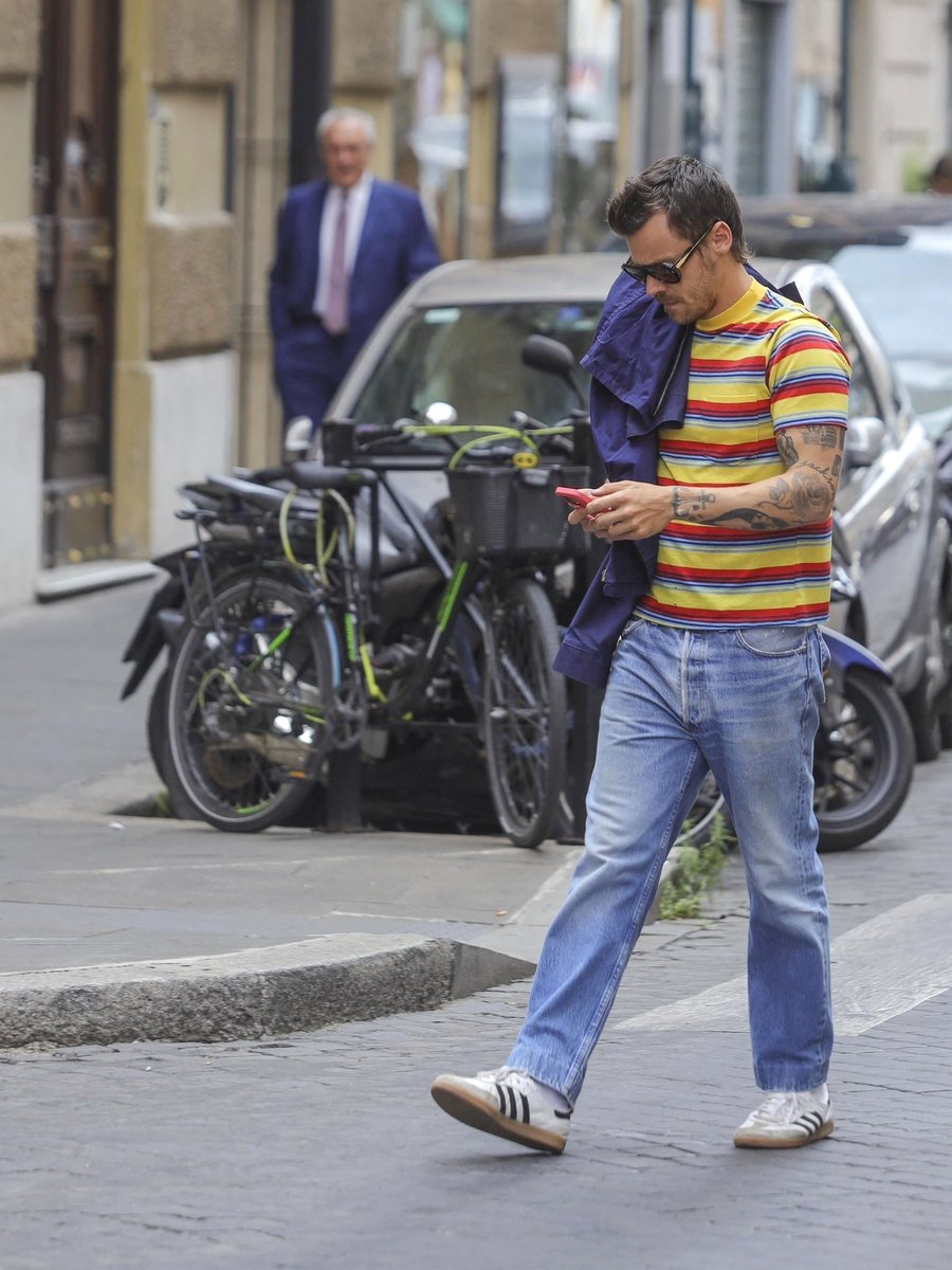 HSMEDIANEWS's tweet image. Harry out in Rome recently.