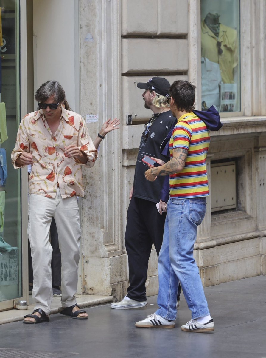 HSMEDIANEWS's tweet image. Harry with Kid Harpoon and Nikolai Haas out in Rome recently.