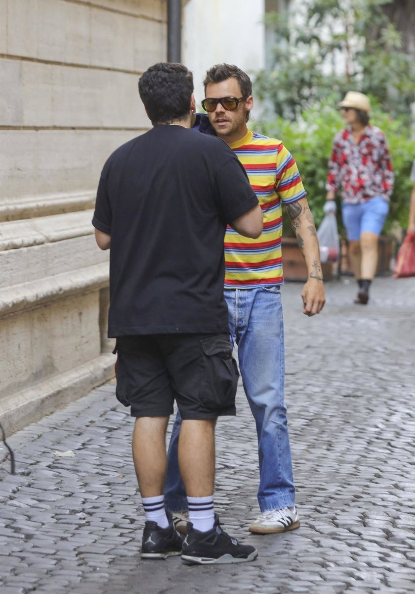 HSMEDIANEWS's tweet image. Harry out in Rome recently.