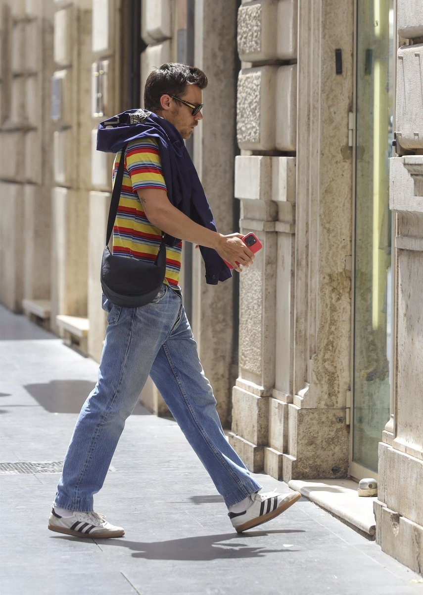 HSMEDIANEWS's tweet image. Harry out in Rome recently.