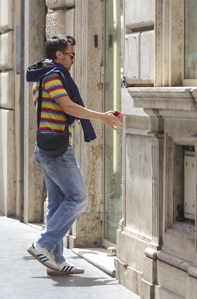 HSMEDIANEWS's tweet image. Harry out in Rome recently.