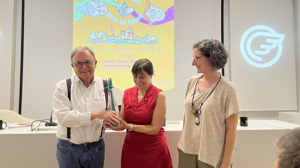 👏🏽 Enhorabona a la <a href="/CollaCarrasca/">Colla Ecologista La Carrasca-Ecologistes en Acció</a> i <a href="/SalvemElMolinar/">Salvem El Molinar</a> pel guardó que els ha fet entrega hui <a href="/FNCAgua/">Nueva Cultura Agua</a> en reconeiximent per la seua tasca en defensa dels valors de la Nova Cultura de l'aigua i la seua defensa de l'aqüífer del Moinar 💧

Seguim!✊🏾