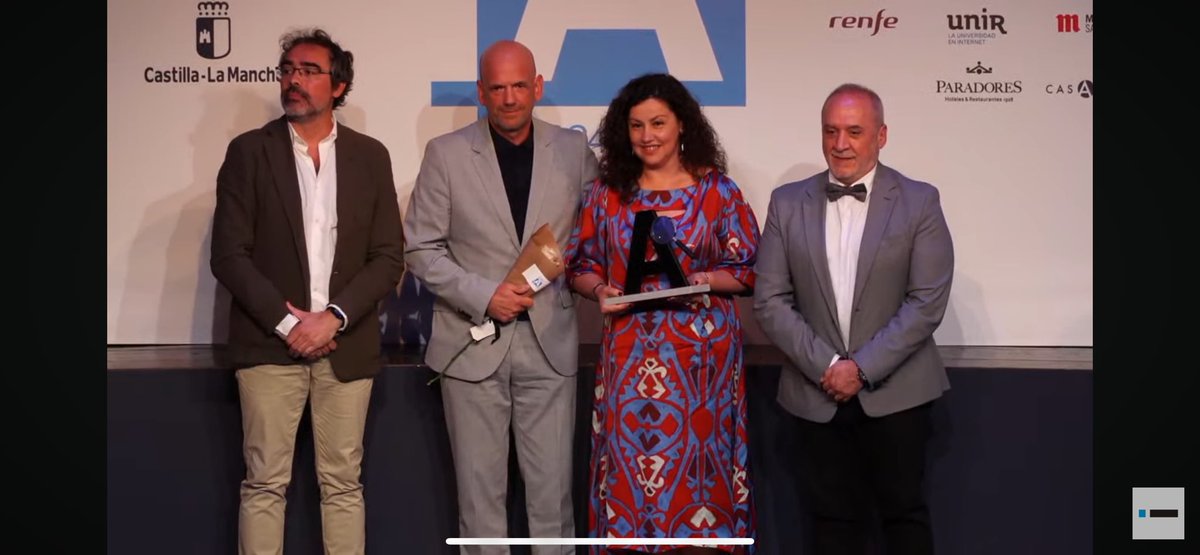 Recogiendo el premio a la universidad del año, <a href="/iraideia/">Iraide Ibarretxe-Antuñano @iraideia.bsky.social</a> y @jlmendivil en nombre de <a href="/psylex_lab/">psylexlab</a> y <a href="/ZaragozaLing/">Zaragoza Lingüística</a> 👏🏼👏🏼👏🏼😎😎😎 ¡Muchas felicidades a todos! Y muy buenas palabras (mención a la evolución incluida, como no podría ser de otra manera jajajaja)