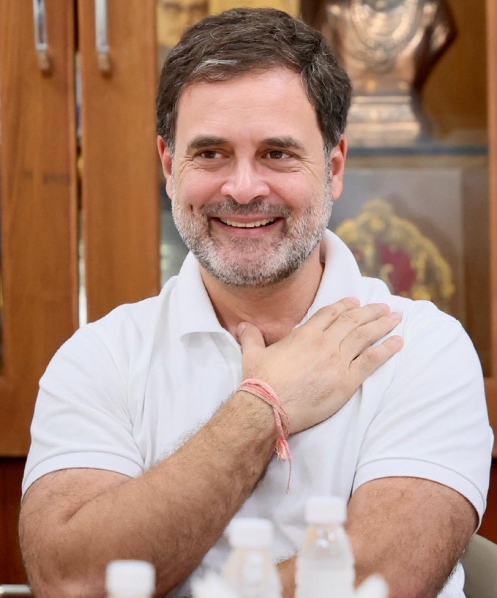 Sumit__Vishnoi's tweet photo. श्री राहुल गांधी जी को लोकसभा में नेता प्रतिपक्ष नियुक्त होने पर हार्दि�� बधाई एवं शुभकामनाएं।

संसद में श्री राहुल गांधी जी के कुशल नेतृत्व में कांग्रेस पार्टी मजबूत विपक्ष की भूमिका में जन-जन की आवाज बुलंद कर संविधान की रक्षा करेगी।
@RahulGandhi @INCIndia https://t.co/taD8Nx3UAU