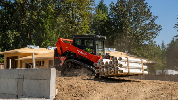 KubotaCanadaLtd's tweet photo. Struggling to decide what compact track loader is right for you? Product manager Jonathan Gardner shares his perspective with @HeavyEquipGuide, alongside advice for how to spec your CLT to maximize efficiency on the job.

https://t.co/dirTmPq1az https://t.co/darGm4kUWd