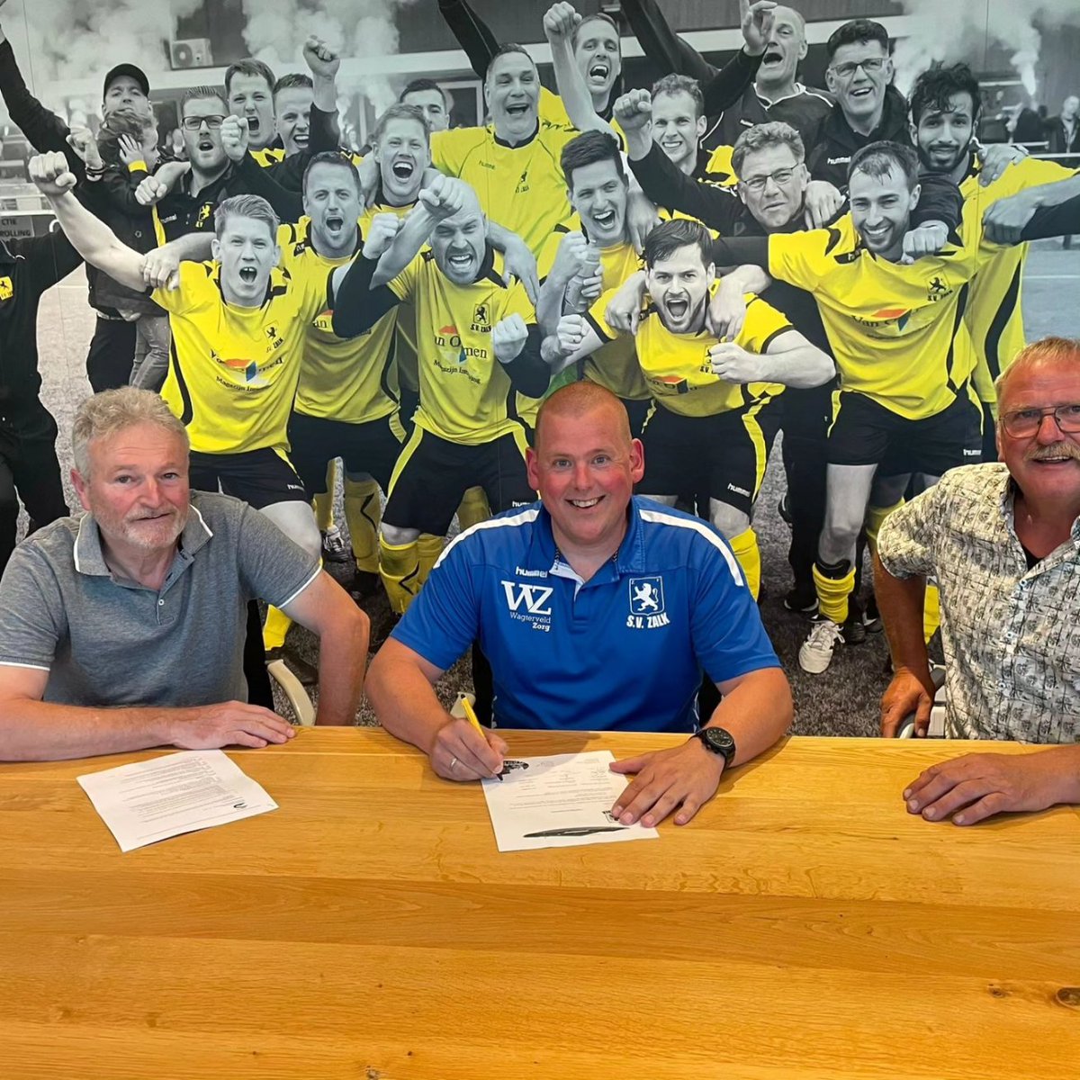 Van Oranje moeten we het vandaag niet hebben... Dan maar alvast alle aandacht gericht op het aankomend voetbalseizoen van ons eigen cluppie 💛🖤 Welkom <a href="/GerjoVijge/">Gerjo Vijge</a>!

#zalk #voetbal #gerjovijge #welkom