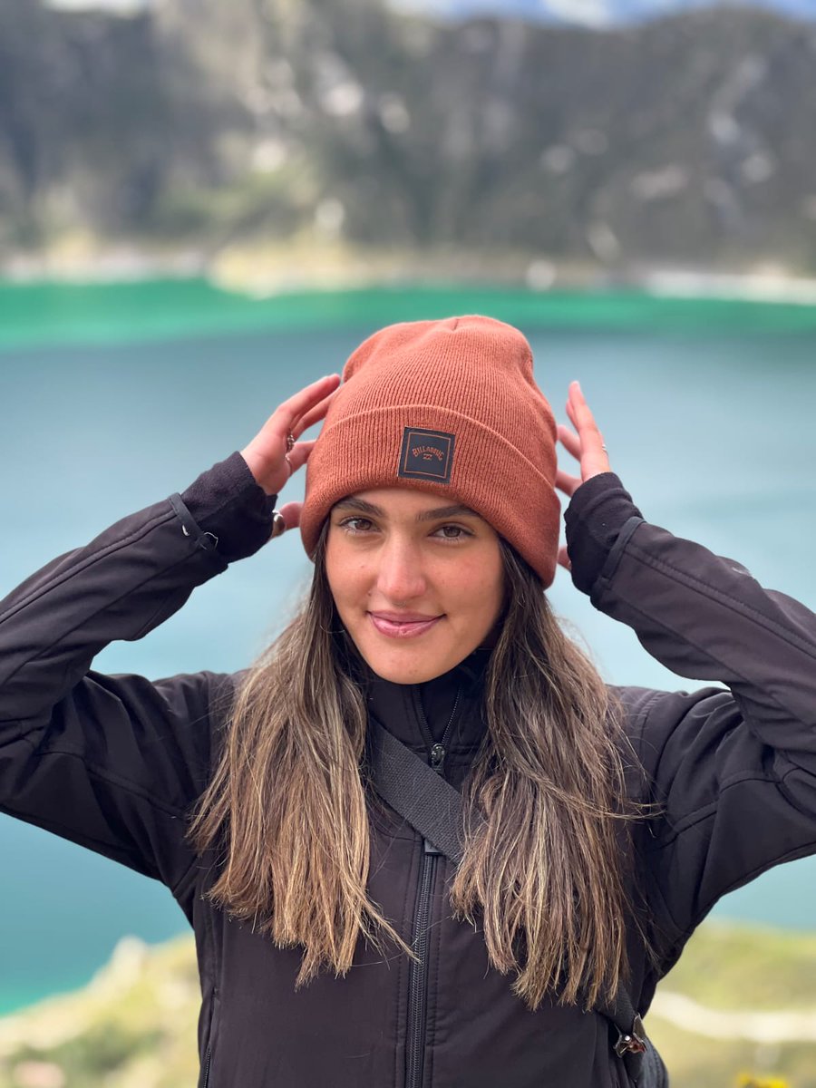 דיברתי אתמול עם אלעד, אבא של אביה, הוא סיפר לי על הבת המדהימה שלו שנרצחה בנובה, וביקש שאשתף את הפרויקט שלהם לזכרה.

תהיו טובים ❤️

אביה גנוט הי"ד נרצחה במסיבת הנובה. ילדה שאהבה טבע וראתה בו מקום של מפגש עם עצמה ועם אחרים. שידעה להתבונן על אנשים ועל החיים בעומק, ברגישות ובאהבה.