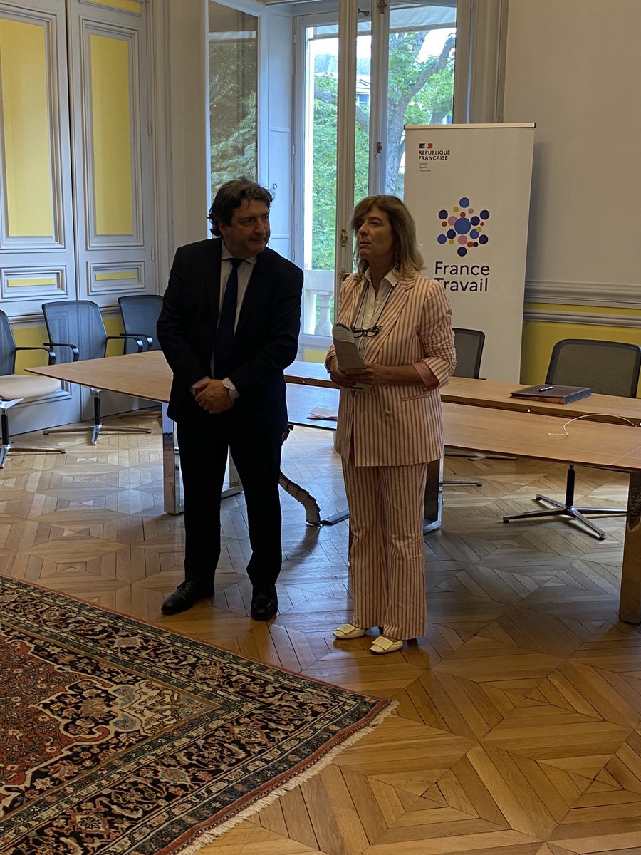 PKuchly57's tweet photo. Signature d’une convention entre @francetravail #IDF et @CCI_Paris_IdF pour développer une coopération efficace, permettre à tous de trouver un emploi et aux entreprises de faire face à leurs besoins en personnels. 
Exemple de partenariats réussis avec @CCI78 et @CCI_93 !
Bravo ! https://t.co/LB0DzRcKyr