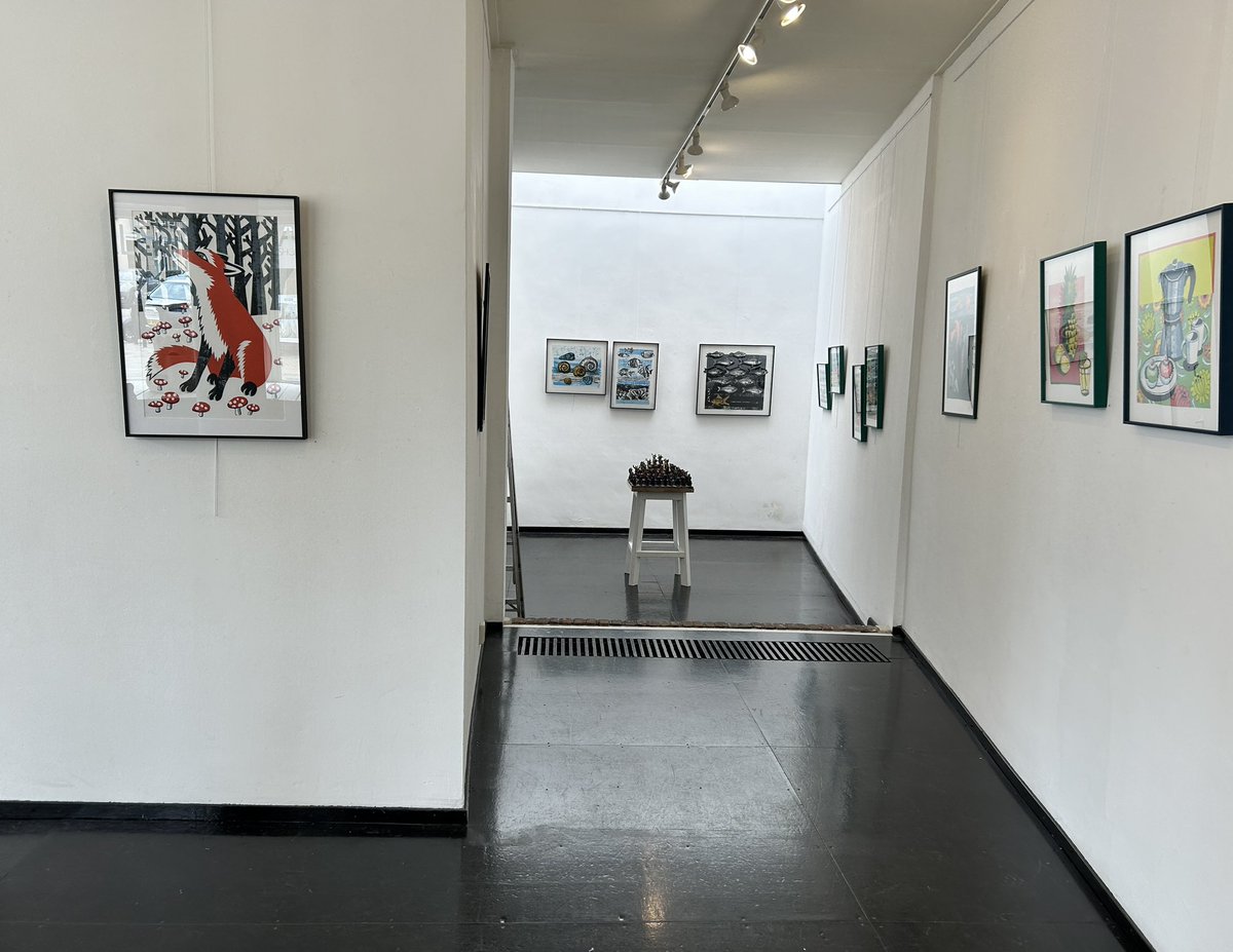 De expositie van Anja Lemmen en Riëlle Beekmans is t/m donderdag 4 juli in galerie Arti Shock te bewonderen. Met de titel ‘De Hond en de Vos’ knipogen Anja en Riëlle naar het werk van hun gezamenlijke held Toon Tellegen.