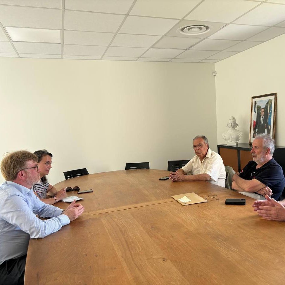 1 semaine de campagne.

27 permanences citoyennes.

A la rencontre des 130 000 habitants de la première circonscription de Loir-et-Cher, aujourd’hui à Angé - Saint Julien de Chedon – Valaire – Oisly - Sassay - Sambin - Chissay-en-Touraine.

A l’écoute des préoccupations et des