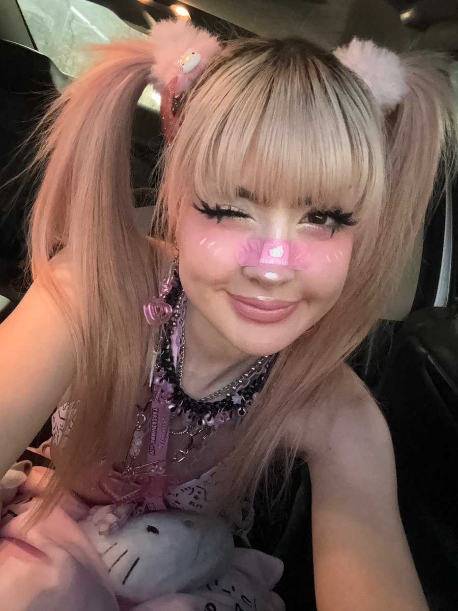 itsPiNKII's tweet photo. Me after saying I just wanna look like an IMVU avatar 🩷 https://t.co/5MrnYoTiYi